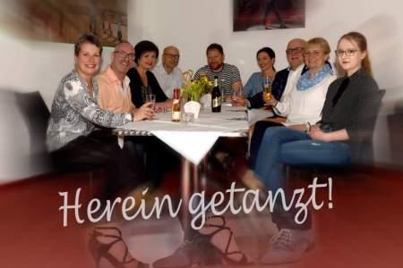 Mitmachen kann JEDER • Ihr liebt die Geselligkeit  • Ihr habt Spaß an Bewegung   Was ist unser Ziel: • Kondition, Koordination, Beweglichkeit stärken • verschiedene Tänze kennen lernen • Berührungsängste abbauen  • gesunde Snacks genießen • Miteinander sprechen • Sei dabei